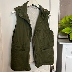 Jcrew women’s army green vest with sherpa lining
